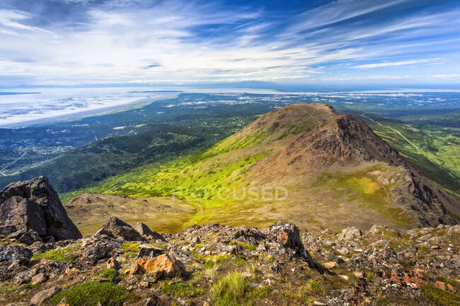 Flattop Mountains Peak 1, 2 і 3, вид з гори Флакіп. Cook Inlet і Anchorage знаходяться на задньому плані. Парк штату Чагач, південно-центральна Аляска в літній час; Анкоридж, Аляска, США — стокове фото