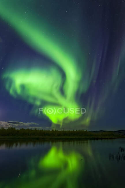 Aurora verde brilhante rodopiando sobre Harding Lake com reflexões, Interior Alaska no outono; Fairbanks, Alaska, Estados Unidos da América — Fotografia de Stock