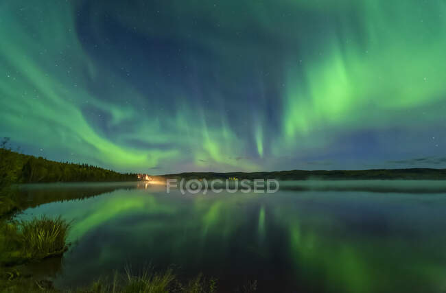 Aurora verde brillante riflette sul lago di betulla, Alaska Interna in autunno; Fairbanks, Alaska, Stati Uniti d'America — Foto stock
