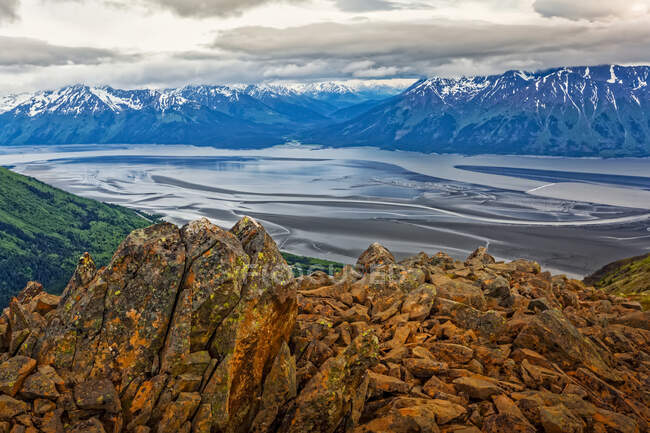 Pali rocciosi a Bird Ridge e Turnagain Arm, Chugach State Park, Alaska centro-meridionale in estate; Alaska, Stati Uniti d'America — Foto stock