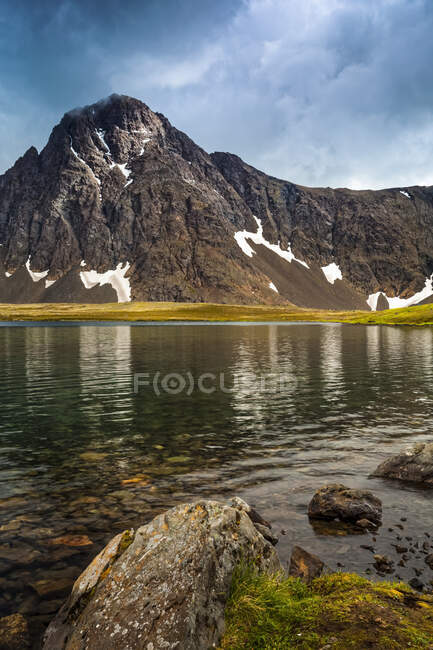 South Suicide Peak et Rabbit Lake, Chugach State Park, centre-sud de l'Alaska en été ; Anchorage, Alaska, États-Unis d'Amérique — Photo de stock