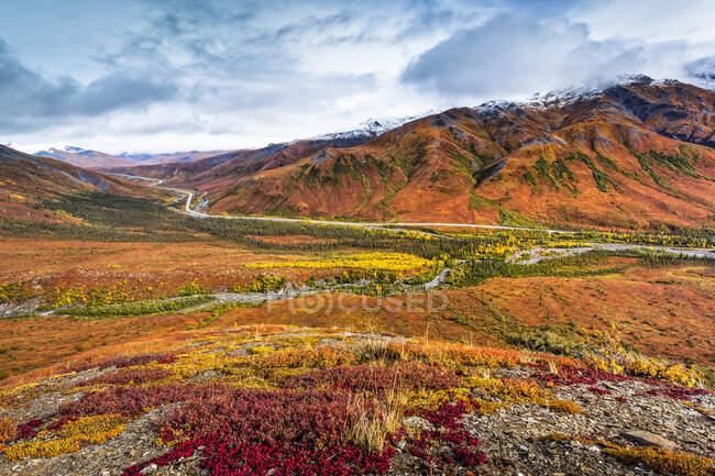 Brooks Mountains and Dalton Highway in fall colors, Gates of the Arctic National Park and Preserve, Arctic Alaska in autumn; Alaska, United States of America - foto de stock
