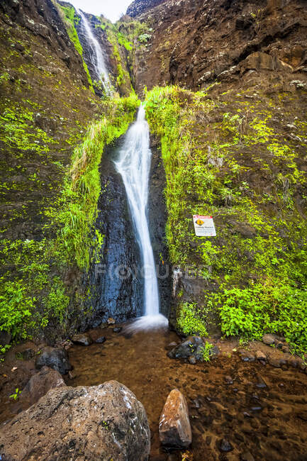Waterfalls at Kalalau Beach near Kalalau Campground, Na Pali Coast State Park; Kauai, Hawaii, United States of America — Stock Photo