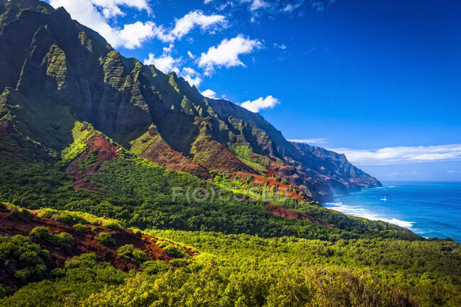 Montagne accidentate della costa di Na Pali e Kalalau Valley, visti da Kalalau Trail, Na Pali Coast State Park; Kauai, Hawaii, Stati Uniti d'America — Foto stock
