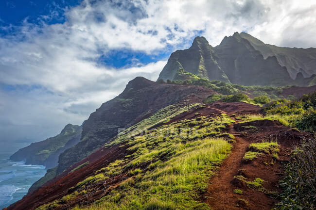 Robustes montagnes de Na Pali Coast et Kalalau Valley, Na Pali Coast State Park ; Kauai, Hawaï, États-Unis d'Amérique — Photo de stock