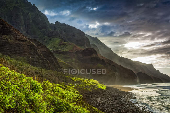 Жорсткі гори узбережжя На Палі і пляжу Калау ранковим світлом, вид з Калалау Трейл, парк штату Напалі; Кауаї, Гаваї, США. — стокове фото