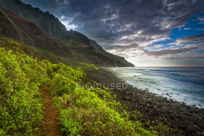 Прочные горы Na Pali Coast и Kalalau Beach в утреннем свете, вид с тропы Kalalau Trail, Na Pali Coast State Park; Кауаи, Гавайи, США — стоковое фото