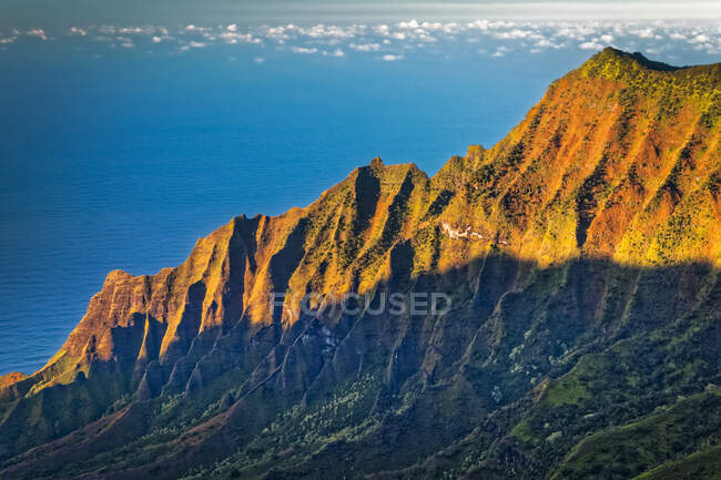 Vista di Na Pali Coast e Kalalau Valley da Puu O Kila Lookout, bagliore del tramonto sulla scogliera frastagliata; Kauai, Hawaii, Stati Uniti d'America — Foto stock