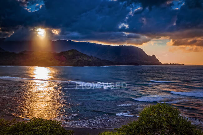 Raios de pôr do sol em Hanalei Bay; Princeville, Kauai, Hawaii, Estados Unidos da América — Fotografia de Stock
