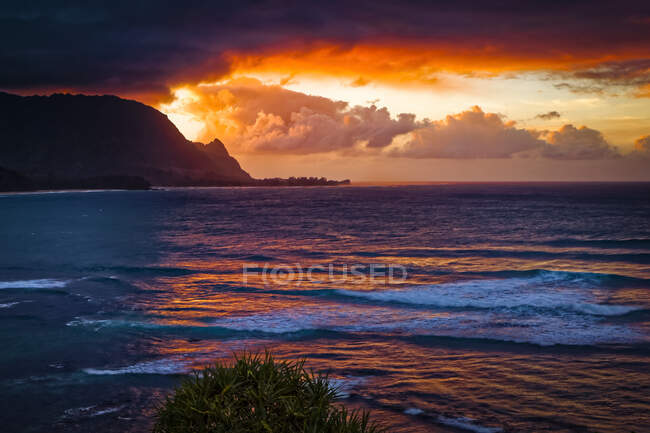 Погляд на узбережжя Напалі з бухти Ханалеї на Сансет; Прінсвілль, Кауаї, Гаваї, США — стокове фото