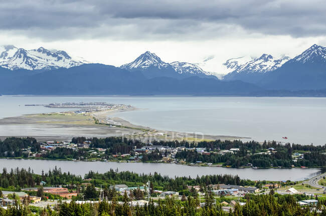 Veduta aerea della città di Homer e dello Homer Spit nel Kenai Peninsula Borough, nella baia di Kachemak con la catena montuosa Kenai in lontananza; Kenai Peninsula, Alaska, Stati Uniti d'America — Foto stock
