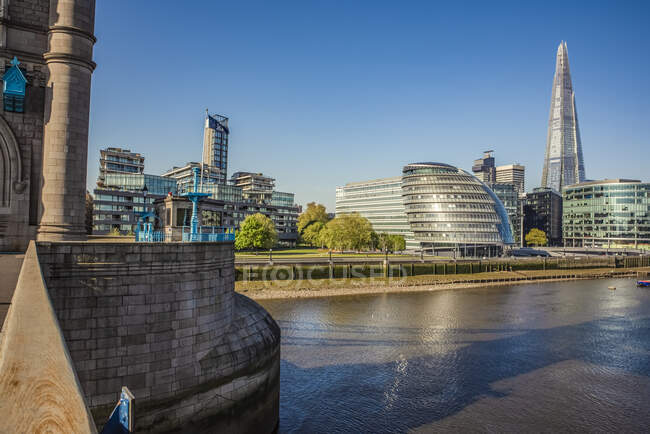 Vista de Londres y el río Támesis desde el Tower Bridge en el centro de Londres, desierta en hora punta durante el cierre nacional de la pandemia de Covid-19; Londres, Inglaterra, Reino Unido - foto de stock