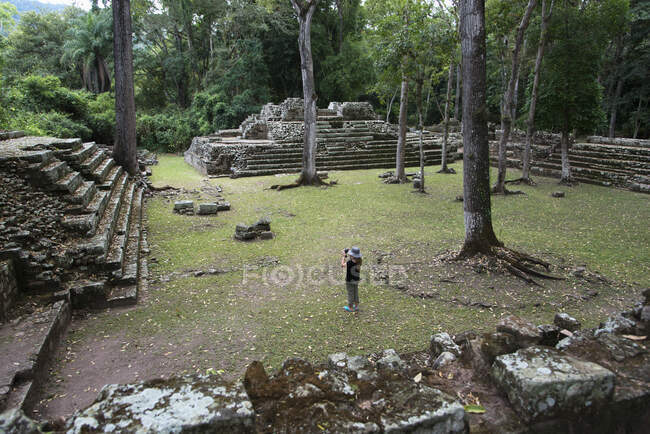 Девушка фотографирует цивилизацию майя на руинах Копана; Копан, Гондурас — стоковое фото