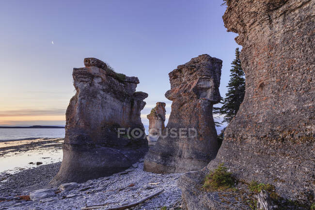 Monolith At Dawn, Anse Des Bonnes Femmes At Ile Niapiskau, Mingan Archipel National Park Reserve of Canada, Cote-Nord, Duplessis Region; Quebec, Kanada — Stockfoto