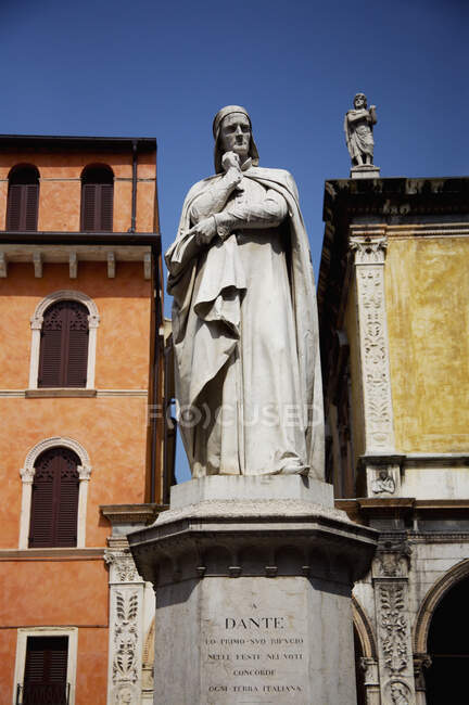 Statue Of Dante Alighieri; Verona, Italy — Stock Photo