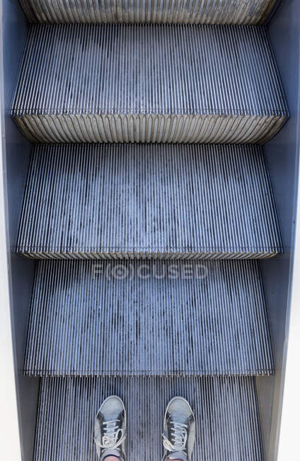 Pies en una escalera mecánica; Locarno, Ticino, Suiza - foto de stock