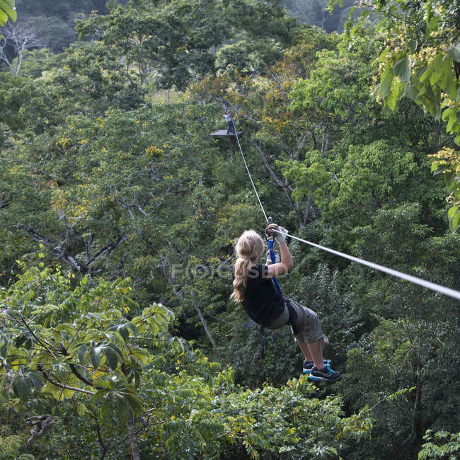 Una ragazza che cavalca una Zip Line; Copan, Honduras — Foto stock