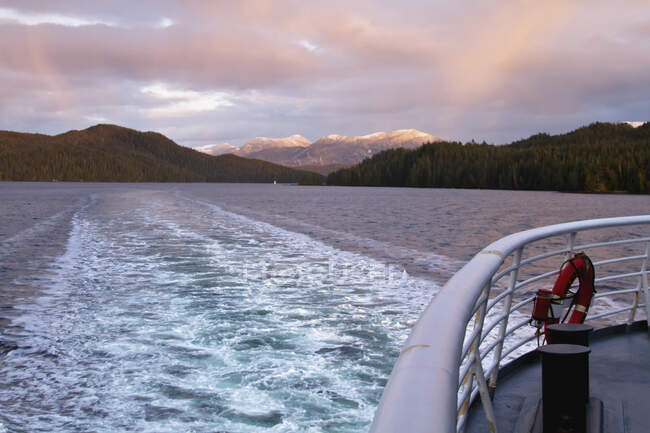 Una tipica vista invernale lungo l'Alaska Marine Highway; British Columbia, Canada — Foto stock