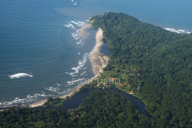 Vista aérea de la isla de Utila; Utila, Islas de la Bahía, Honduras - foto de stock