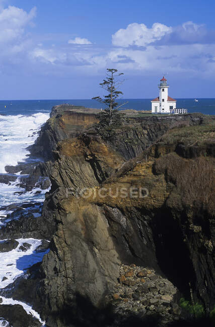 Faro del Cabo Arago cerca de Charleston; Oregon, Estados Unidos de América - foto de stock