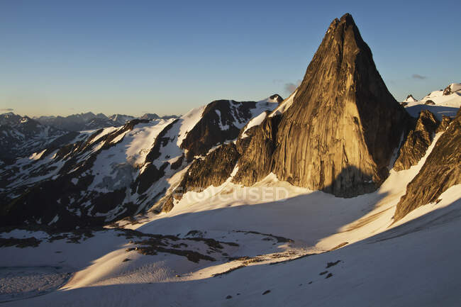 Snowpatch Spire In The Bugaboos, Purcell Range, Columbia Mountains; British Columbia, Canadá - foto de stock