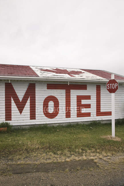Ein Motel mit dem Schild in großen Lettern auf der Seite des Gebäudes und einer kanadischen Flagge auf dem Dach; Broadview, Saskatchewan, Kanada — Stockfoto