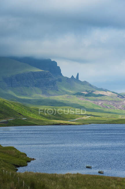 Olhando ao longo da estrada para o velho homem de Storr; Ilha de Skye, Escócia — Fotografia de Stock