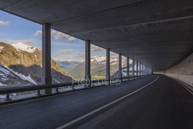 Uma estrada coberta no lado de uma montanha; San Gottardo, Ticino, Suíça — Fotografia de Stock
