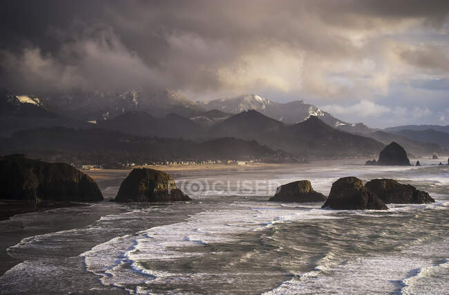 Météo hivernale à Oregon Coast ; Cannon Beach, Oregon, États-Unis d'Amérique — Photo de stock