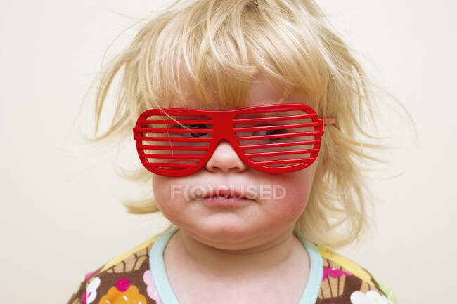 Una giovane ragazza con occhiali rossi divertenti; Alberta, Canada — Foto stock