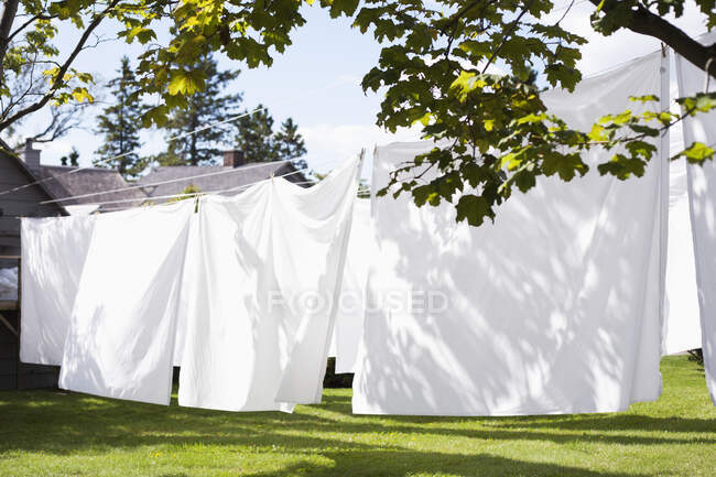 Weiße Laken trocknen an einer Wäscheleine im Freien; Charelvoix, Quebec, Kanada — Stockfoto