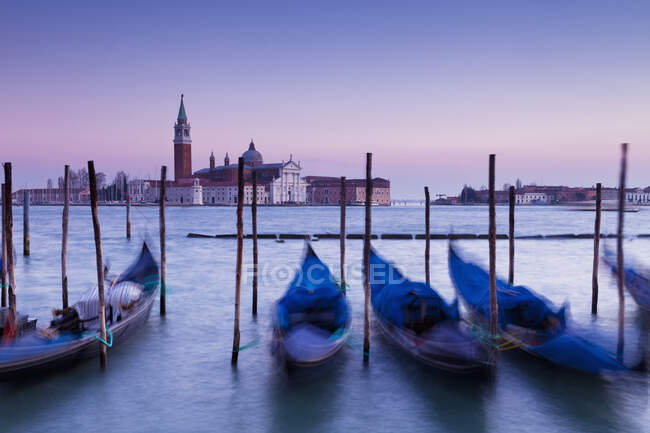 Boote, die in der Abenddämmerung im Wasser festmachen; Venedig, Italien — Stockfoto
