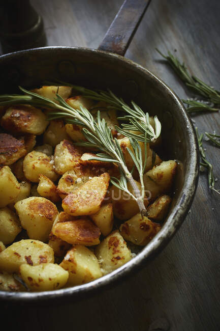Crunchy Potatoes With Rosemary In An Old Iron Pan — Stock Photo