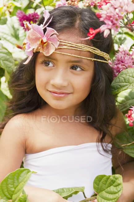 Портрет молодой девушки с тропическими цветами в волосах; Гонолулу, Гавайи, США — стоковое фото