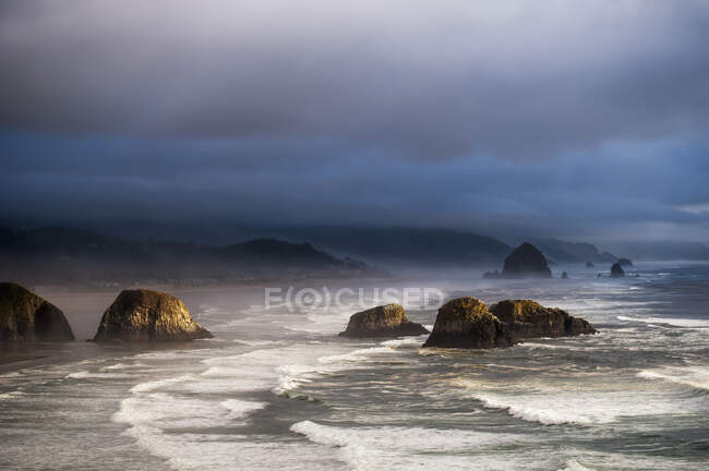 Luce del sole e nebbia che creano stati costieri; Cannon Beach, Oregon, Stati Uniti d'America — Foto stock