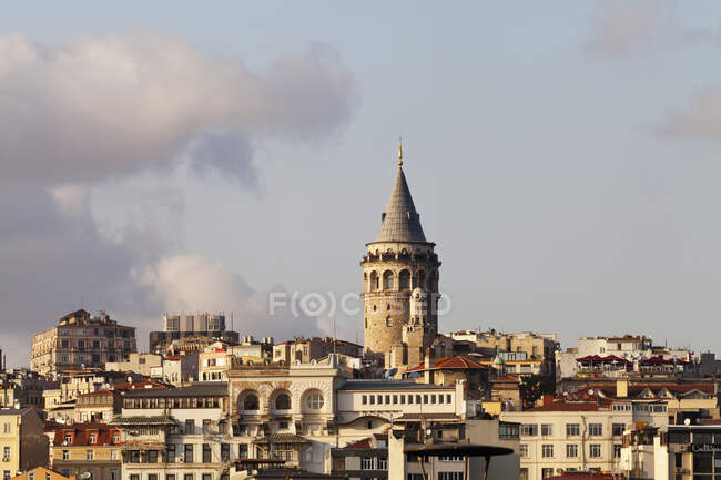 Veduta della Torre di Galata nel distretto di Beyoglu; Istanbul, Turchia — Foto stock