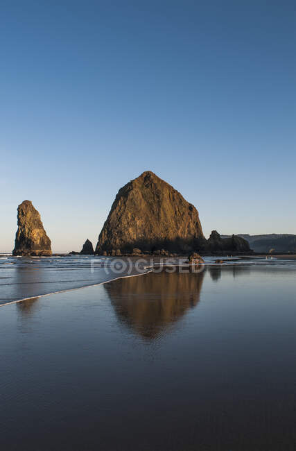 Haystack Rock, un hito famoso; Cannon Beach, Oregon, Estados Unidos de América - foto de stock