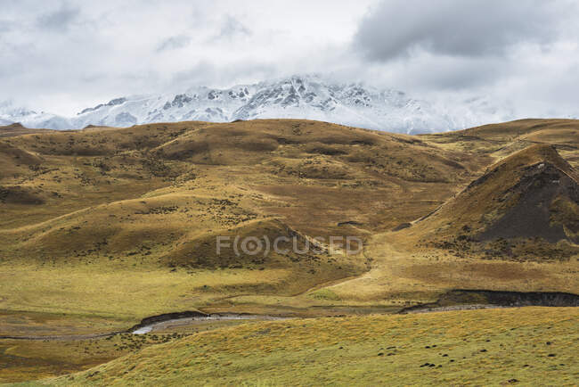 Die Wiese Obertibets und ferne schneebedeckte Berge; Tibet — Stockfoto