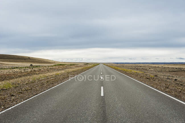 Road Stretching Into The Distance ; Esperanza, Santa Cruz, Argentine — Photo de stock