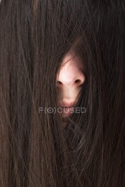 Frau mit Haaren über dem Gesicht; Stevenson, Maryland, Vereinigte Staaten von Amerika — Stockfoto