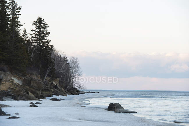 Neve lungo la linea costiera del lago Winnipeg, Hecla-Grindstone Provincial Park; Riverton, Manitoba, Canada — Foto stock