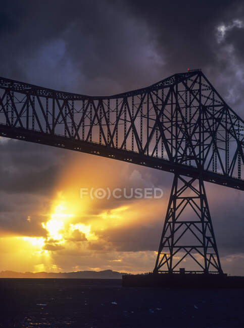 Il sole che tramonta sotto il ponte Astoria-Megler; Astoria, Oregon, Stati Uniti d'America — Foto stock