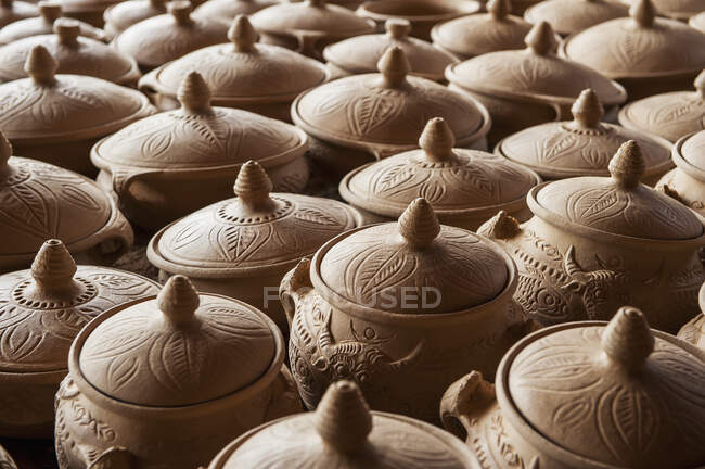 Черная керамика ручной работы перед стрельбой; Чжундянь, Юньнань, Китай — стоковое фото