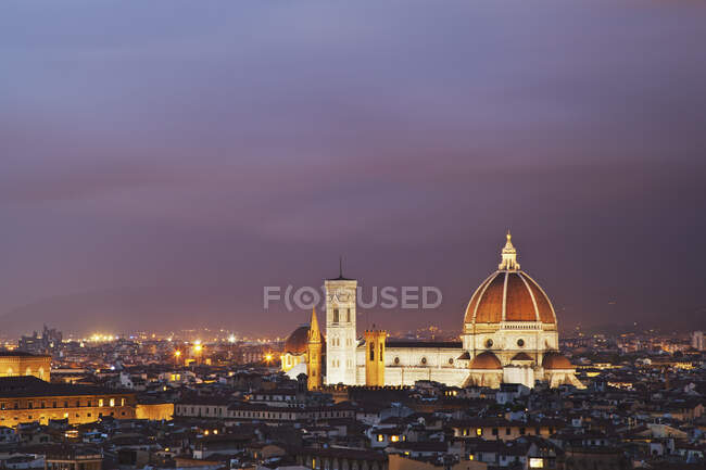 Catedral de Florença iluminada ao anoitecer; Florença, Toscana, Itália — Fotografia de Stock