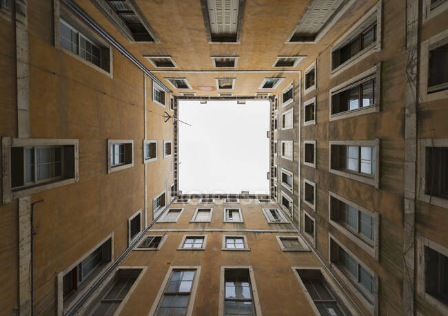 Низький кут зору на небо зсередини Чотири стіни будівлі; Венеція, Венето, Італія — стокове фото