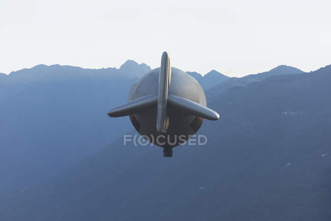 Veduta di un dirigibile nel cielo; Locarno, Ticino, Svizzera — Foto stock
