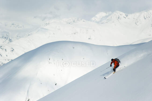 Человек катается на лыжах по западному склону пика, поворотная рука, горы Чугач, Южно-Центральная Аляска — стоковое фото