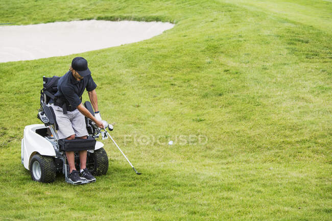 Golfista deficiente em torneio usando alta tecnologia Mobility Aid — Fotografia de Stock