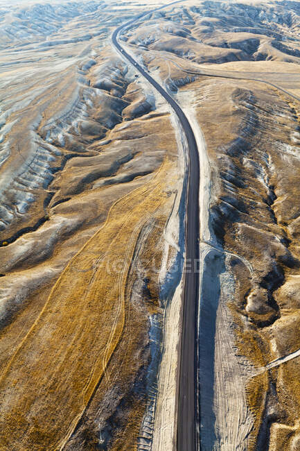 Vista aérea de uma estrada através de uma paisagem acidentada e estéril; Capadócia, Turquia — Fotografia de Stock