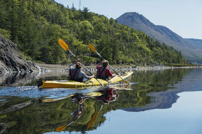 Kayak nel Parco Nazionale di Gros Morne; Trout River, Terranova, Canada — Foto stock